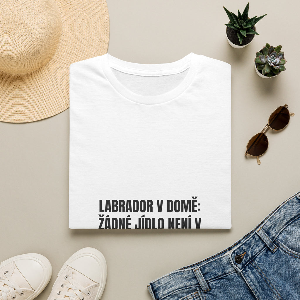LABRADOR V DOMĚ: ŽÁDNÉ JÍDLO NENÍ V BEZPEČÍ.